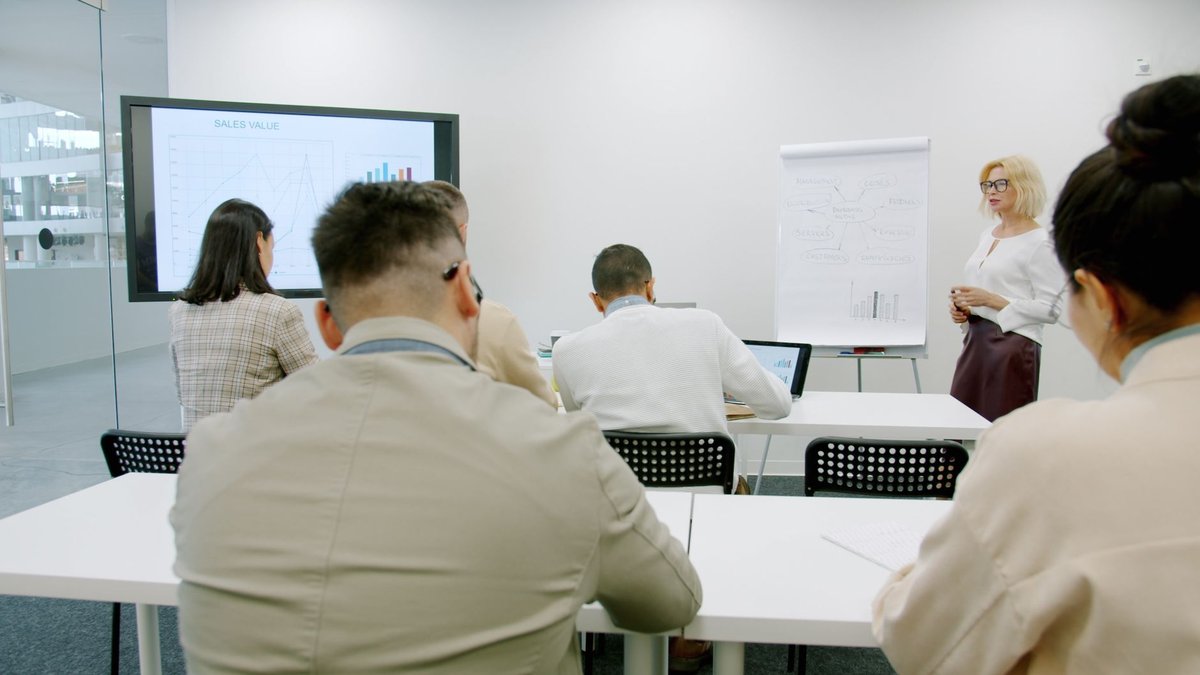 Участники тренинга работают в группах